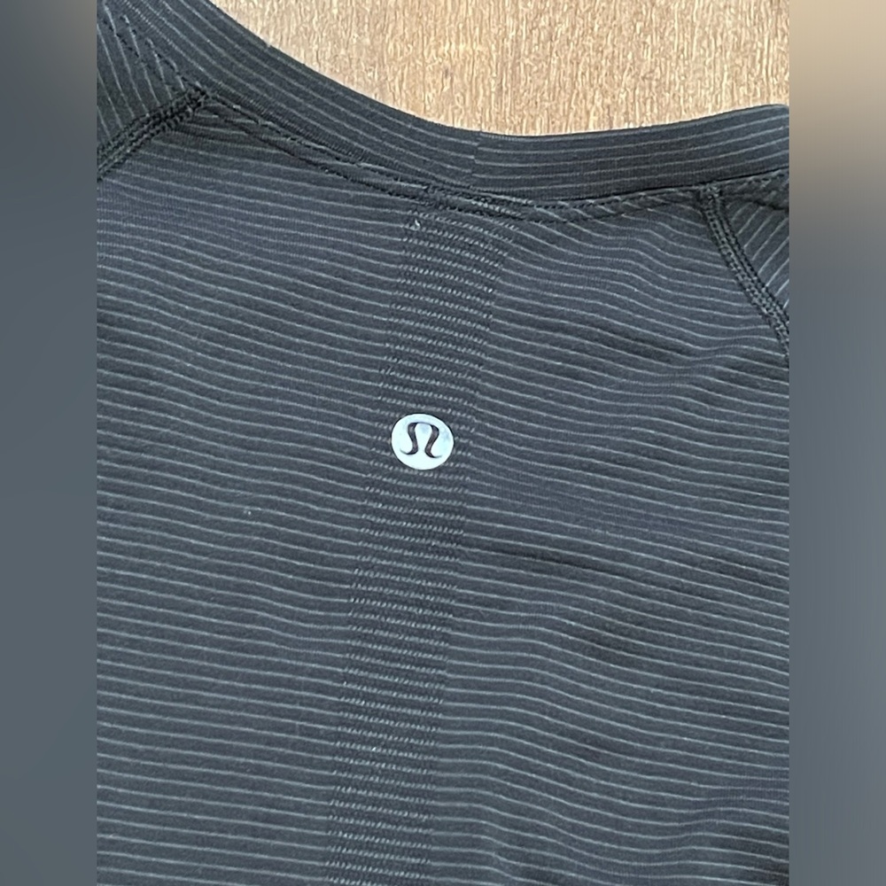Lululemon waist length long sleeve workout run gym top 
Womens size 6 black gray - Picture 5 of 6